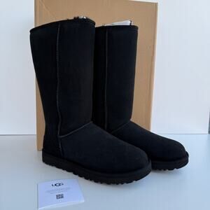 NIB • UGG Women's Classic Tall II Boot Size: 8